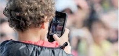 دراسة تحذّر من امتلاك هاتف ذكي قبل سن 12 عاماً