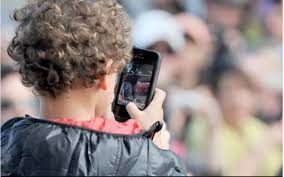 دراسة تحذّر من امتلاك هاتف ذكي قبل سن 12 عاماً