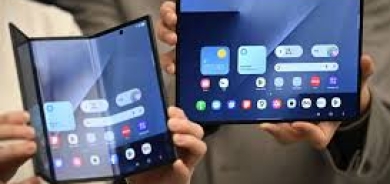 «سامسونغ» تكشف عن أول هاتف ثلاثي الطي