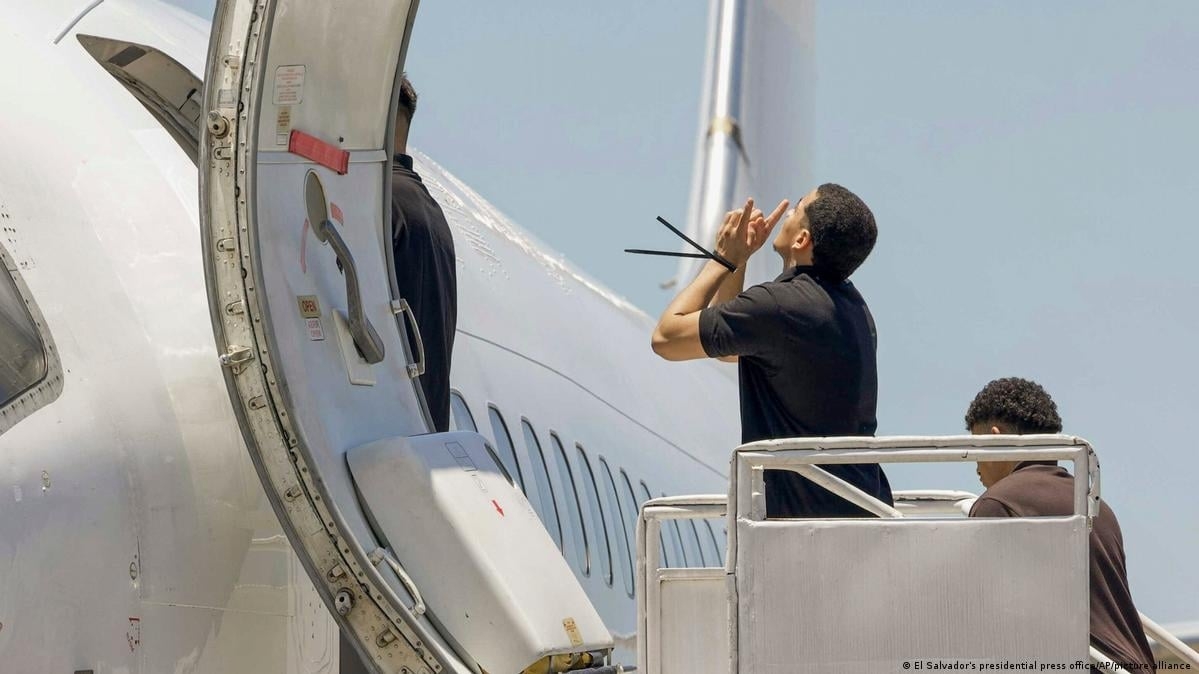 کاردانەوەی کۆماری ئیسلامی ئێران بەرامبەر بە دەرکردنی هاووڵاتییانی ئێرانی لە ئەمریکا