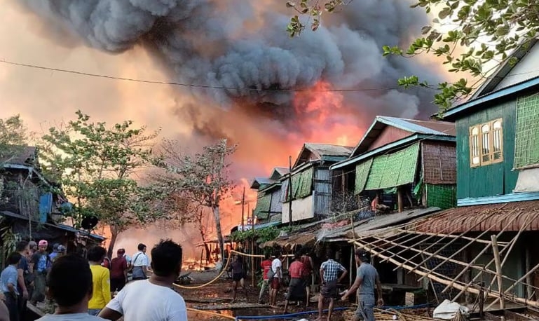 بەهۆی هێرش بۆ سەر نەخۆشخانەیەك بە دەیان کەس کوژران