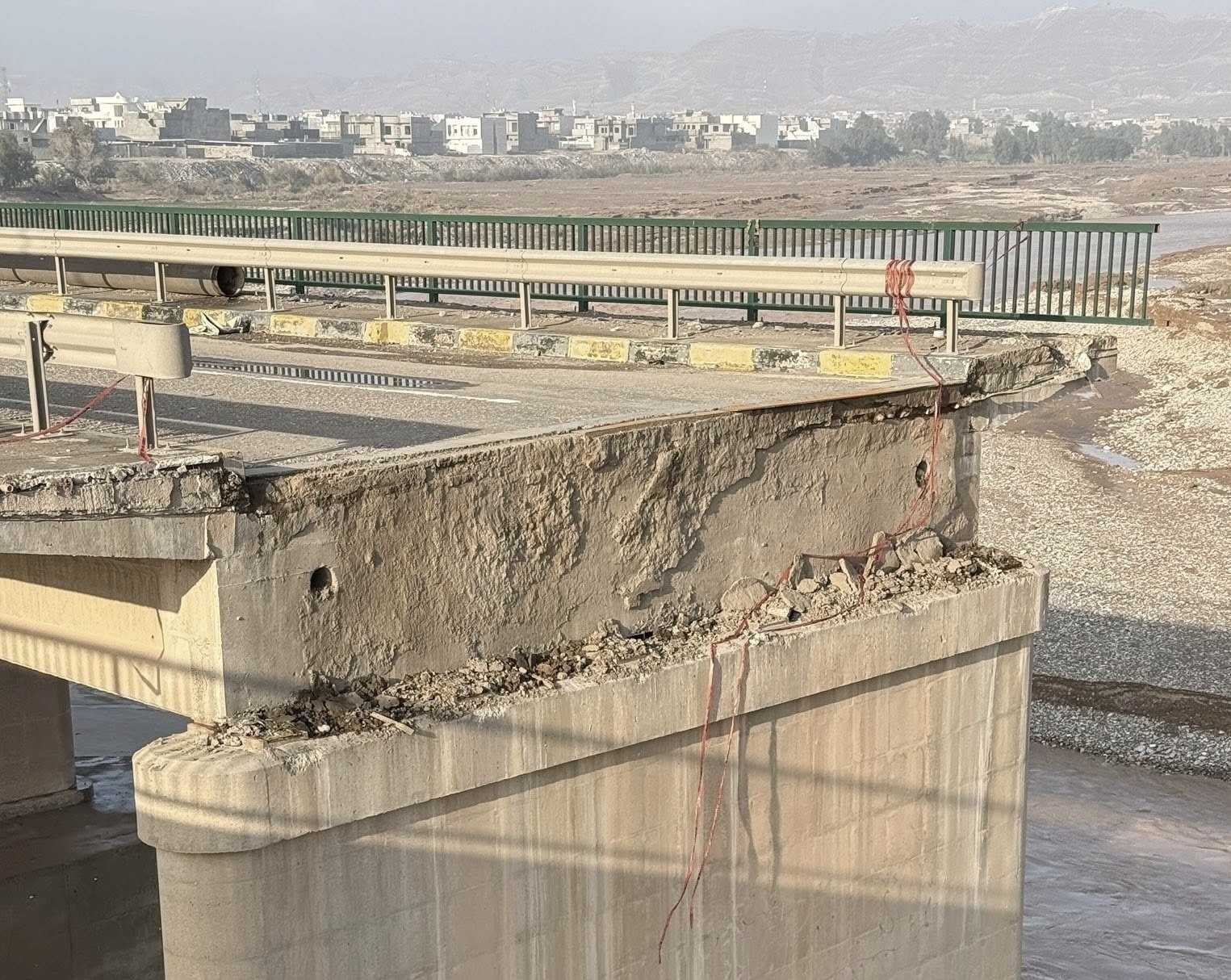 بالتنسيق مع إقليم كوردستان.. خلية الأزمات تباشر بـ خيار سريع لمعالجة جسر طوزخورماتو وتأمين القرى المحاصرة