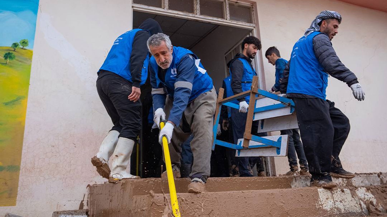 أهالي المناطق المنكوبة في جمجمال يشيدون بجهود كوردستان فاونديشن وبارزاني الخيرية