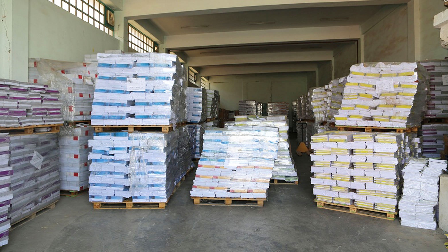 بتوصيةٍ من رئيس الوزراء.. توزيع 55 ألف كتاب مدرسي جديد على طلاب جمجمال المتضررين