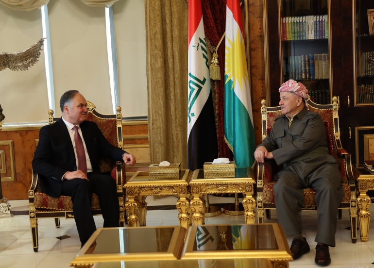 لـە پیرمام ســــەرۆک مــەســعـــود بــــارزانـــی پێشوازی لە د.رافع ئەلعیساوی جێگری سەرۆک وەزیرانی پێشووتری فیدڕاڵی کرد.