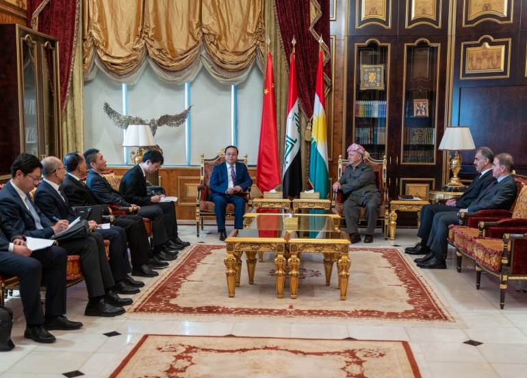 لە پیرمام، سەرۆك مەسعود بارزانی پێشوازی لە بەڕێز جین شین، جێگری بەرپرسی پەیوەندییەکانی دەرەوەی حزبی شیوعی چین، و بەڕێز تسوی وی باڵیۆزی وڵاتی چین لە عێراق كرد