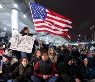 قەدەغەکردنی چوونە ژوورەوەی هاووڵاتییانی ٧ وڵاتی دیکە بۆ ناو ئەمریکا