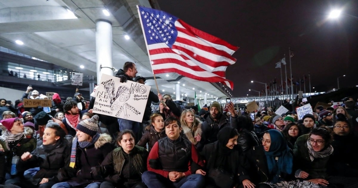 قەدەغەکردنی چوونە ژوورەوەی هاووڵاتییانی ٧ وڵاتی دیکە بۆ ناو ئەمریکا