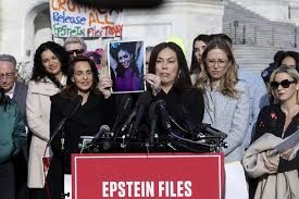 معركة «تصفية حسابات» سياسية في واشنطن