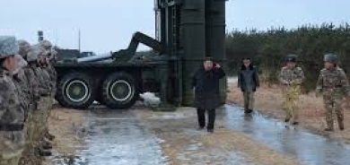 زعيم كوريا الشمالية يشرف على اختبار صواريخ بعيدة المدى