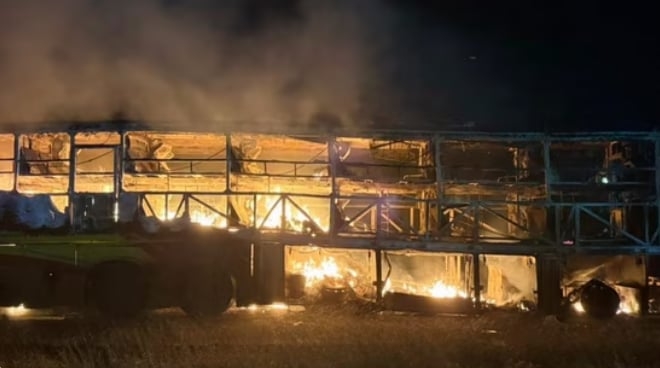 بەهۆی ئاگرکەوتنەوە لە پاسێک دەیان کەس گیانیان لەدەستدا و برینداربوون