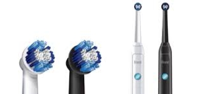 فرشاة الأسنان الكهربائية أم العادية... أيهما الأفضل لصحة فمك؟