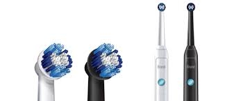 فرشاة الأسنان الكهربائية أم العادية... أيهما الأفضل لصحة فمك؟