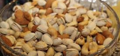 دراسة: المكسرات تقلل الرغبة الشديدة في تناول الحلويات والوجبات السريعة