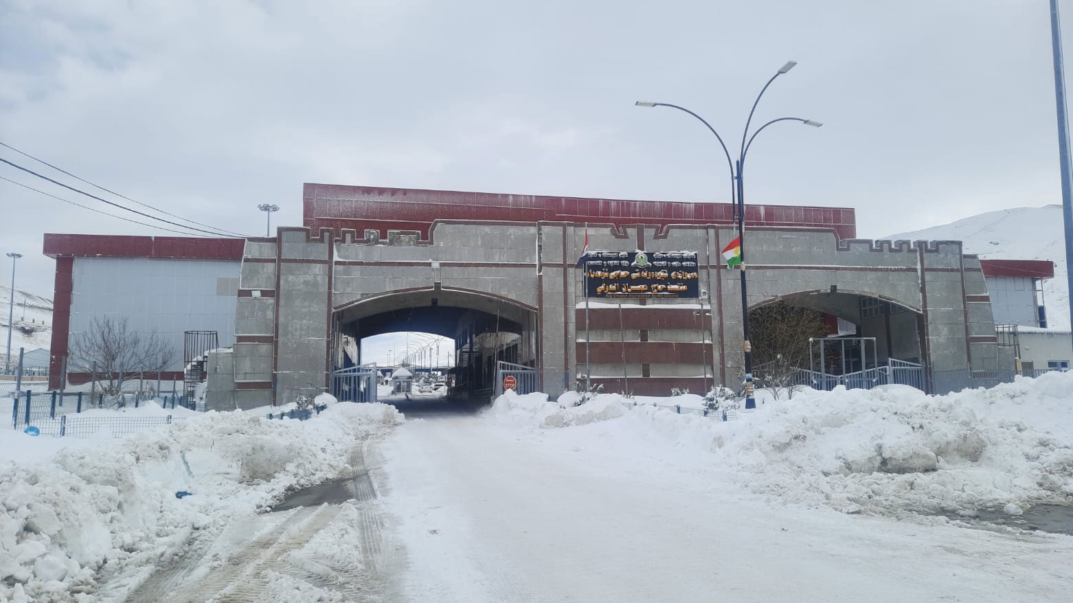 الثلوج تُعطل الحركة التجارية بين إقليم كوردستان وإيران عبر منفذ حاج عمران