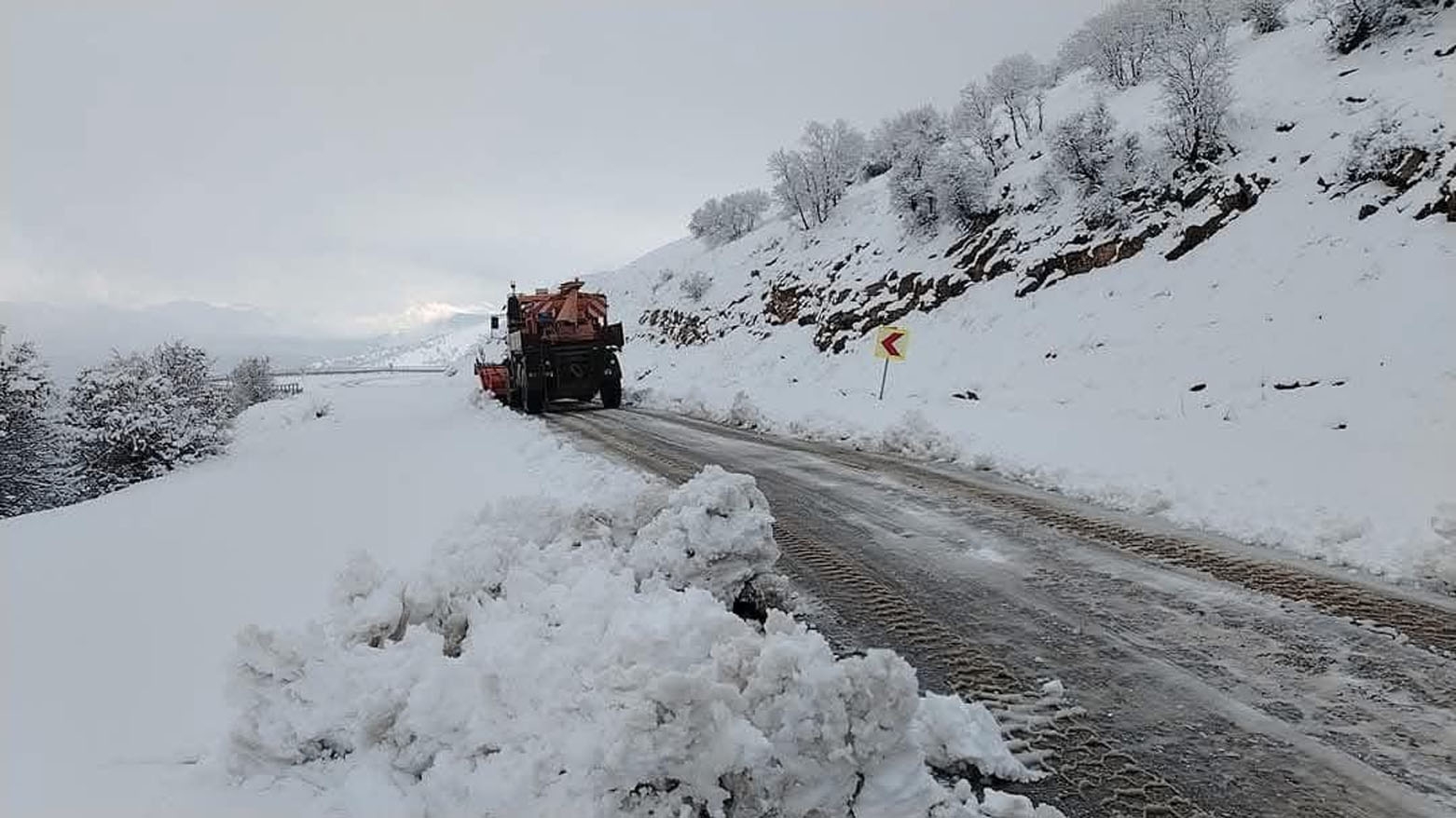 مرور أربيل تصدر تحذيراً عاجلاً للسائقين بسبب الثلوج: هذه الطرق غير صالحة للاستخدام حالياً