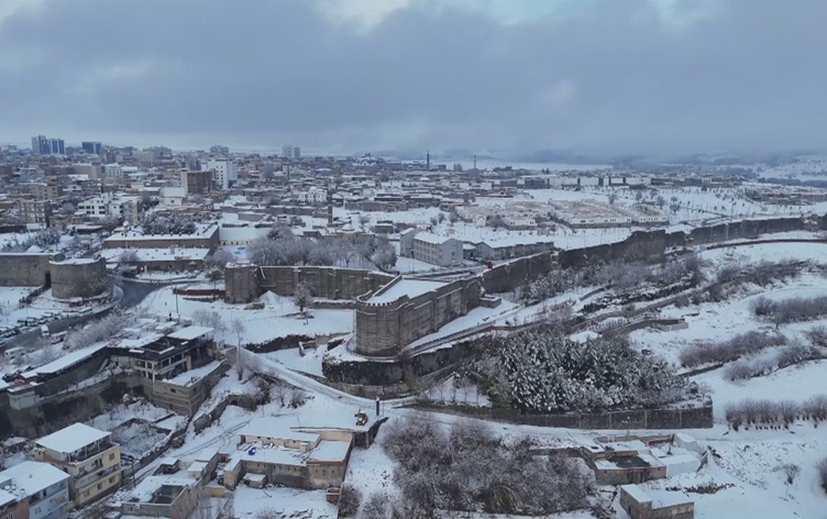 Amed spî bû: Şaredarî di seferberiyê de ne, welatî keyfxweş in