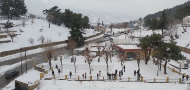 ثلوج دهوك تتحول إلى مزار سياحي.. آلاف الوافدين من وسط وجنوب العراق يستمتعون بالأجواء الشتوية