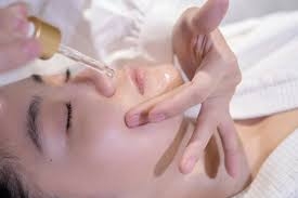 5 زيوت طبيعية لعلاج جفاف البشرة في فصل الشتاء