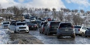 جبل سفين يتوشح بالبياض ويستقطب مئات الزوار في أربيل