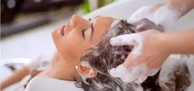 للحفاظ على فروة رأس صحية... هل يجب غسل الشعر يومياً؟