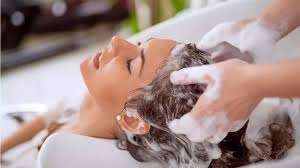 للحفاظ على فروة رأس صحية... هل يجب غسل الشعر يومياً؟