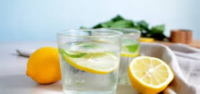 للهضم وترطيب الجسم... ما الوقت الأمثل لشرب ماء الليمون؟