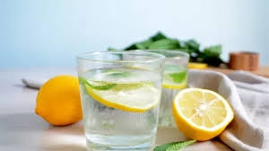 للهضم وترطيب الجسم... ما الوقت الأمثل لشرب ماء الليمون؟