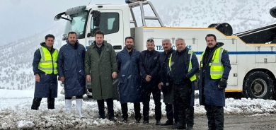 بجهود استثنائية.. فرق المرور والطرق تنجح في تأمين حركة السير على طريق بنجوين رغم موجة الثلوج