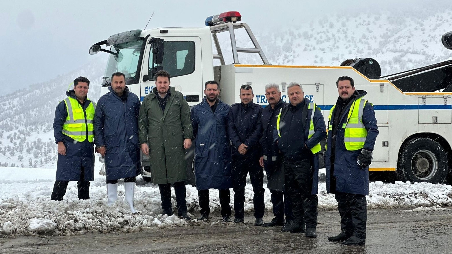 بجهود استثنائية.. فرق المرور والطرق تنجح في تأمين حركة السير على طريق بنجوين رغم موجة الثلوج