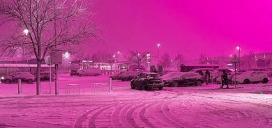 ئاسمانی شارێكی بەریتانیا ڕەنگی پەمەیی هەڵگەڕا