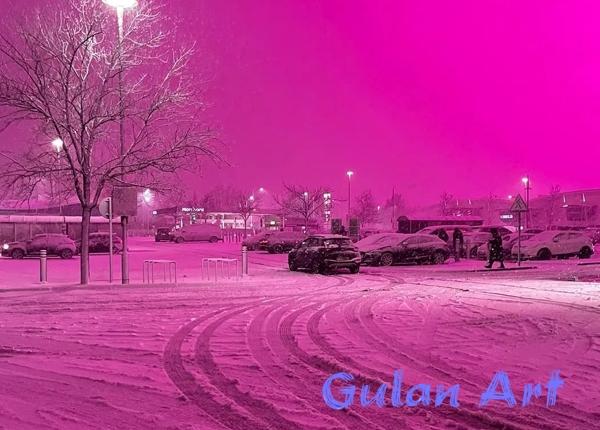 ئاسمانی شارێكی بەریتانیا ڕەنگی پەمەیی هەڵگەڕا