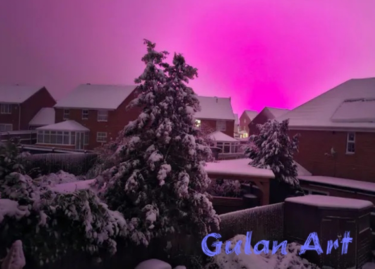 ئاسمانی شارێكی بەریتانیا ڕەنگی پەمەیی هەڵگەڕا