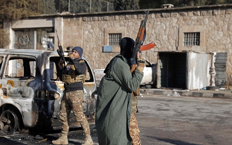 Rêveberiya Xweser: Bi hezaran çekdarên DAIŞî tevlî êrişa li Helebê bûn