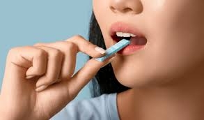 مضغ العلكة قد يساعد على التركيز وتخفيف التوتر