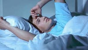 دراسة: قلة النوم تستنزف صحة الدماغ وتقصّر العمر