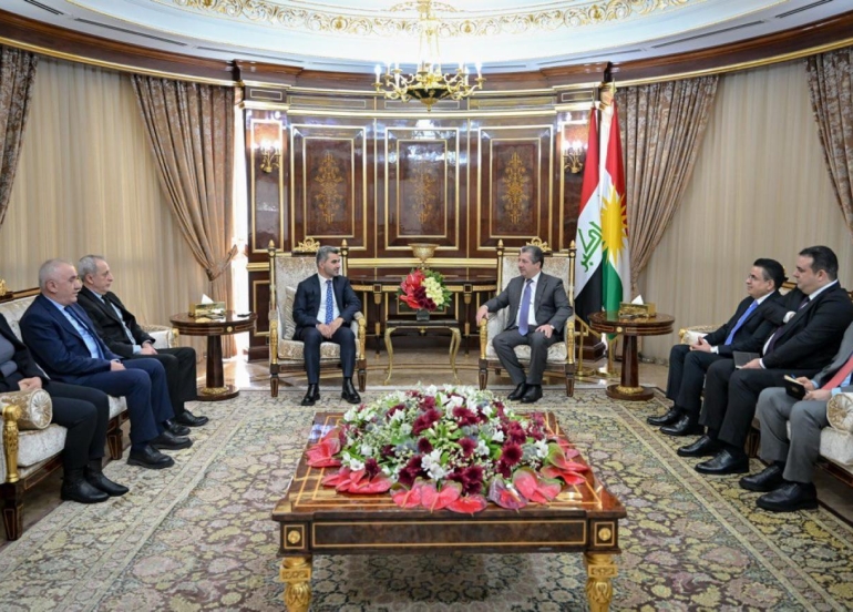 مەسرور بارزانی سەرۆکی حکوومەتی هەرێمی کوردستان ، پێشوازی لە شاندێکی دەستەی بەڕێوەبەرایەتیی یانەی وەرزشی ئامەد( ئامەد سپۆر ) بە سەرۆکایەتی سەرۆکی یانەکە ناهید ئەرەن کرد.