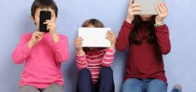 استخدام الشاشات يضعف قدرة الأطفال على الكلام