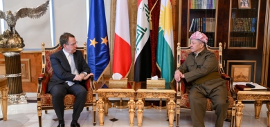 ســەرۆک مـــەســعــود بـــــارزانـــی، پێشوازیی لە پاتریک دورێل، باڵوێزی فەڕەنسا لە بەغدا کرد.