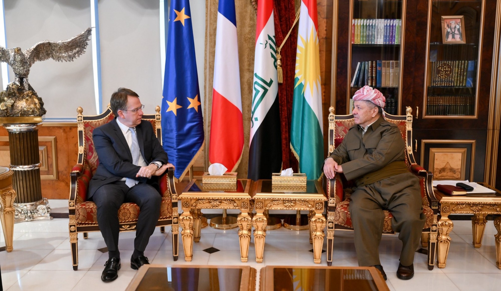 ســەرۆک مـــەســعــود بـــــارزانـــی، پێشوازیی لە پاتریک دورێل، باڵوێزی فەڕەنسا لە بەغدا کرد.