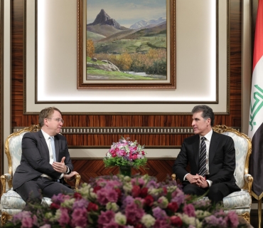 نـێـچـيـرڤــان بـــارزانــى، سه‌رۆكى هه‌رێمى كوردستان، له‌ كۆبوونه‌وه‌يه‌كدا له‌گه‌ڵ به‌ڕێز پاتريك دۆرێل، باڵيۆزى فه‌ڕه‌نسا له‌ عێراق و شاندێكى ياوه‌رى