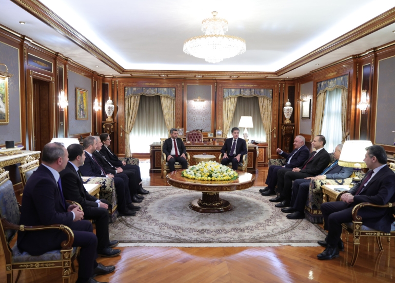 نێچيرڤان بارزانى، سه‌رۆكى هه‌رێمى كوردستان، پێشوازیى له‌ ده‌سته‌ى به‌ڕێوه‌به‌رى كۆمه‌ڵه‌ى ئامه‌دسپۆر كرد.