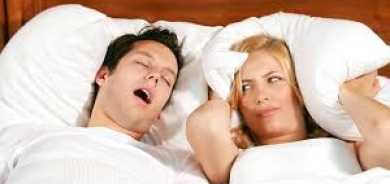 6 نصائح للنوم بجانب شخص يشخر