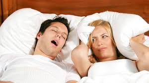 6 نصائح للنوم بجانب شخص يشخر