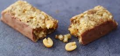 قبل أن تشتري لوح بروتين… كيف تقرأ الملصق الغذائي بذكاء؟