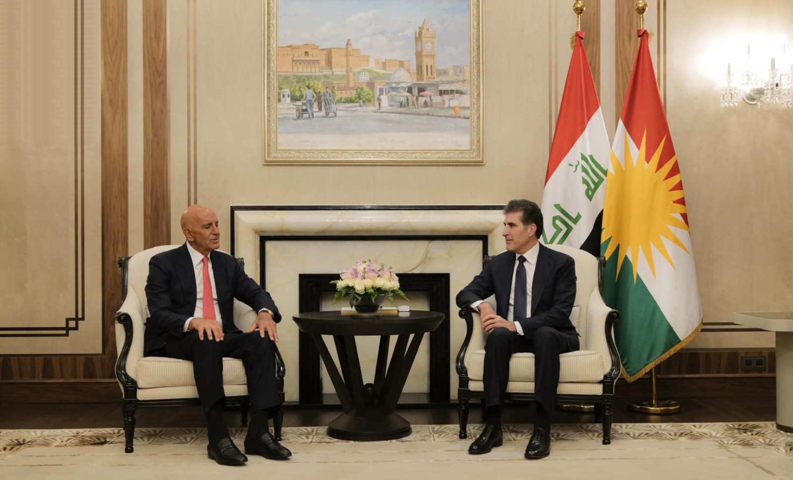 نێچیرڤان بارزانی، سەرۆکی هەرێمی کوردستان و تۆم باراک، نێردەی ئەمریکا بۆ سووریا و باڵیۆزی وڵاتەکە بۆ تورکیا لە کۆبوونەوەدان.