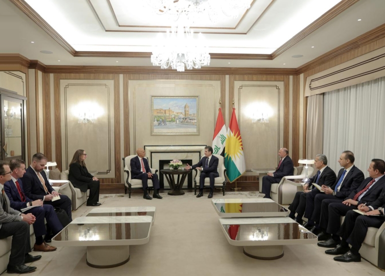 نێچیرڤان بارزانی، سەرۆکی هەرێمی کوردستان و تۆم باراک، نێردەی ئەمریکا بۆ سووریا و باڵیۆزی وڵاتەکە بۆ تورکیا لە کۆبوونەوەدان.