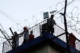 غواتيمالا: سجناء يحتجزون 46 رهينة في 3 سجون