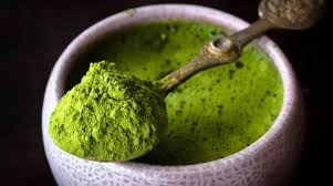 الماتشا بديلاً عن القهوة... دراسة تكشف دوره في تقليل التوتر والقلق