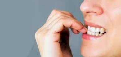 ما السبب الحقيقي لقضم الأظافر وغيرها من العادات السيئة؟